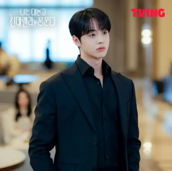 알수없는-표정을-짓고있는-백도흥