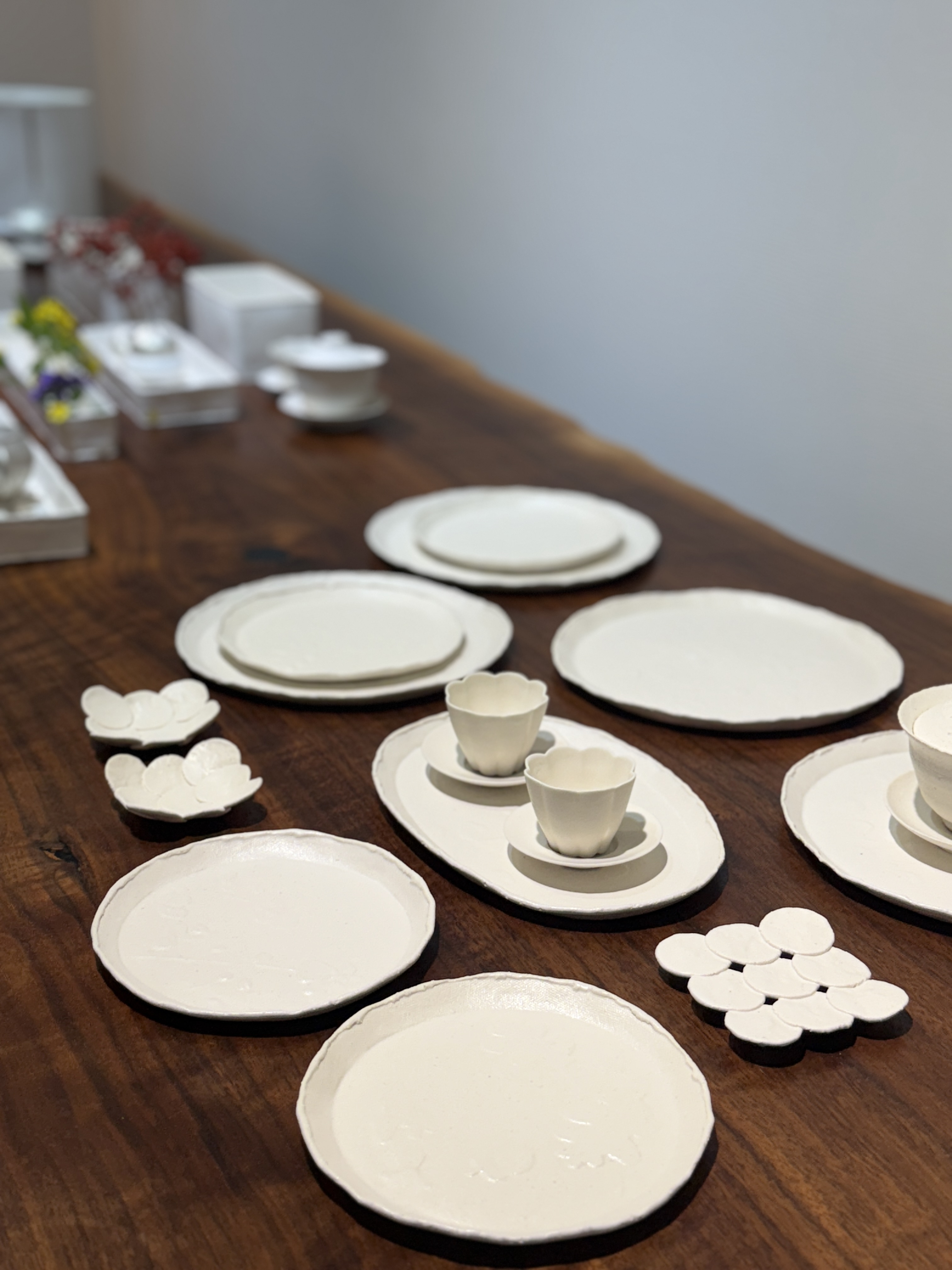 순백의 화이트로 화사함을 뽑내고 있는 찻잔과 접시들