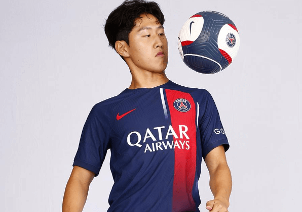 PSG 홈페이지 이강인 사진 이미지입니다.