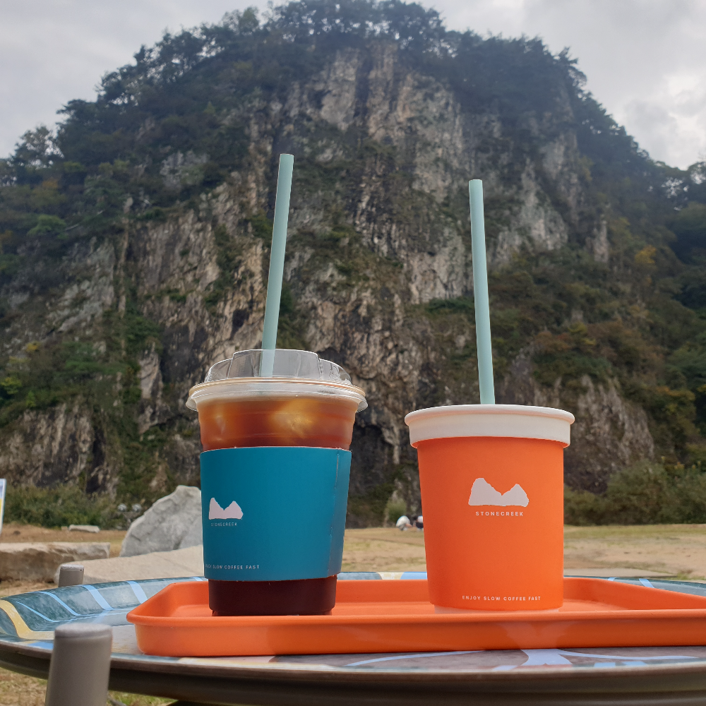 주문한 음료 뒤에 절벽이 보인다.