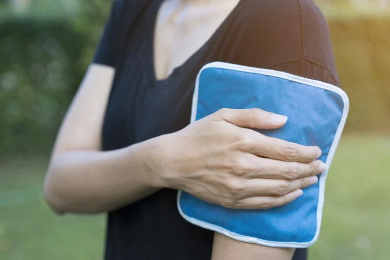 냉찜질을 해보세요.