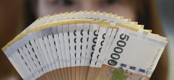 5만원권 위폐와 상품권 300여 장을 복사해 아파트 창문 밖에 뿌린 40대가 실형을 선고받았다. 사진은 기사 내용과 무관함. [사진=뉴시스]