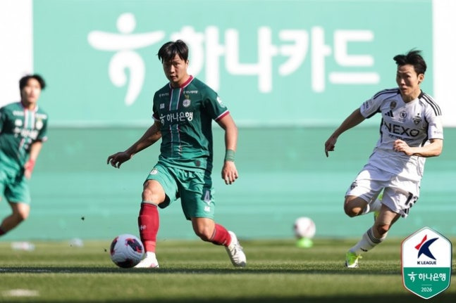 대전 선수가 패스하고 있다.