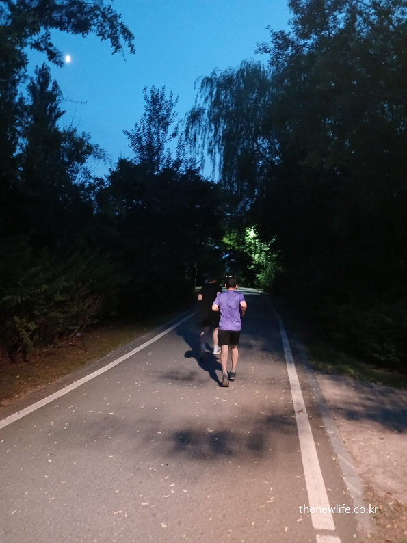 야간 조깅 중 올바른 발 디딤으로 슬로우 조깅을 실천하는 남성