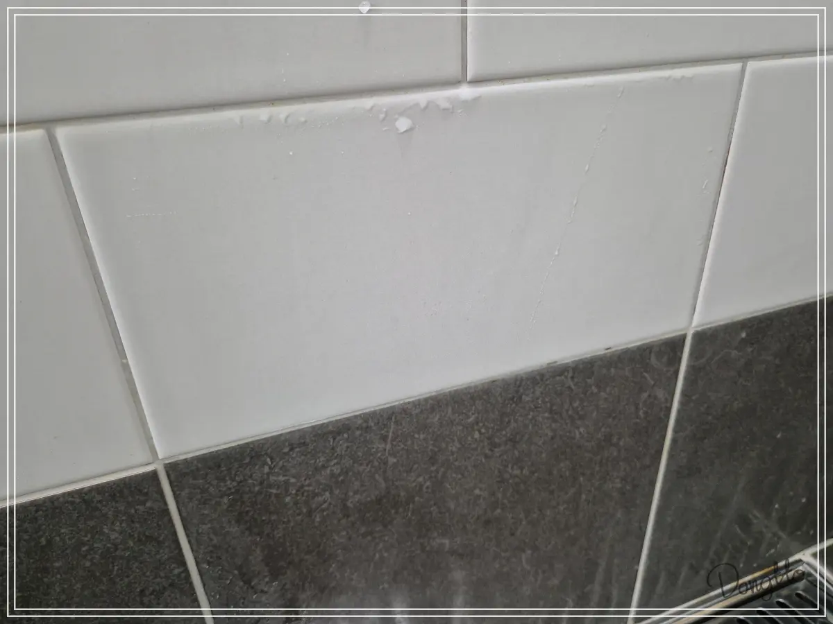 곰팡이-제거제-바른-후-깨끗해진-벽면