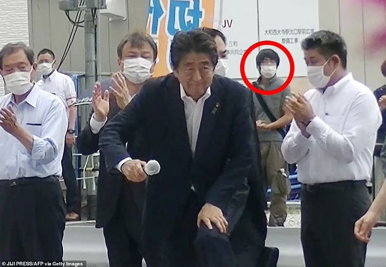 [화보] 일 경찰, 아베 신조 암살용 DIY 무기 압수...폰으로 통제 VIDEO: Police seize DIY weapons found at home of Japanese ex-PM Shinzo Abe's 'assassin' including nine-barrel 'shotgun'
