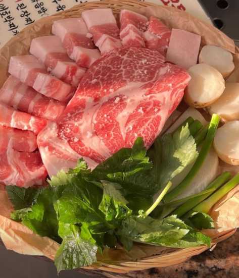 오늘N 퇴근후N 스테이크목살 오겹살 고추장육회 애호박찌개 용산 용리단길 남도돼지촌