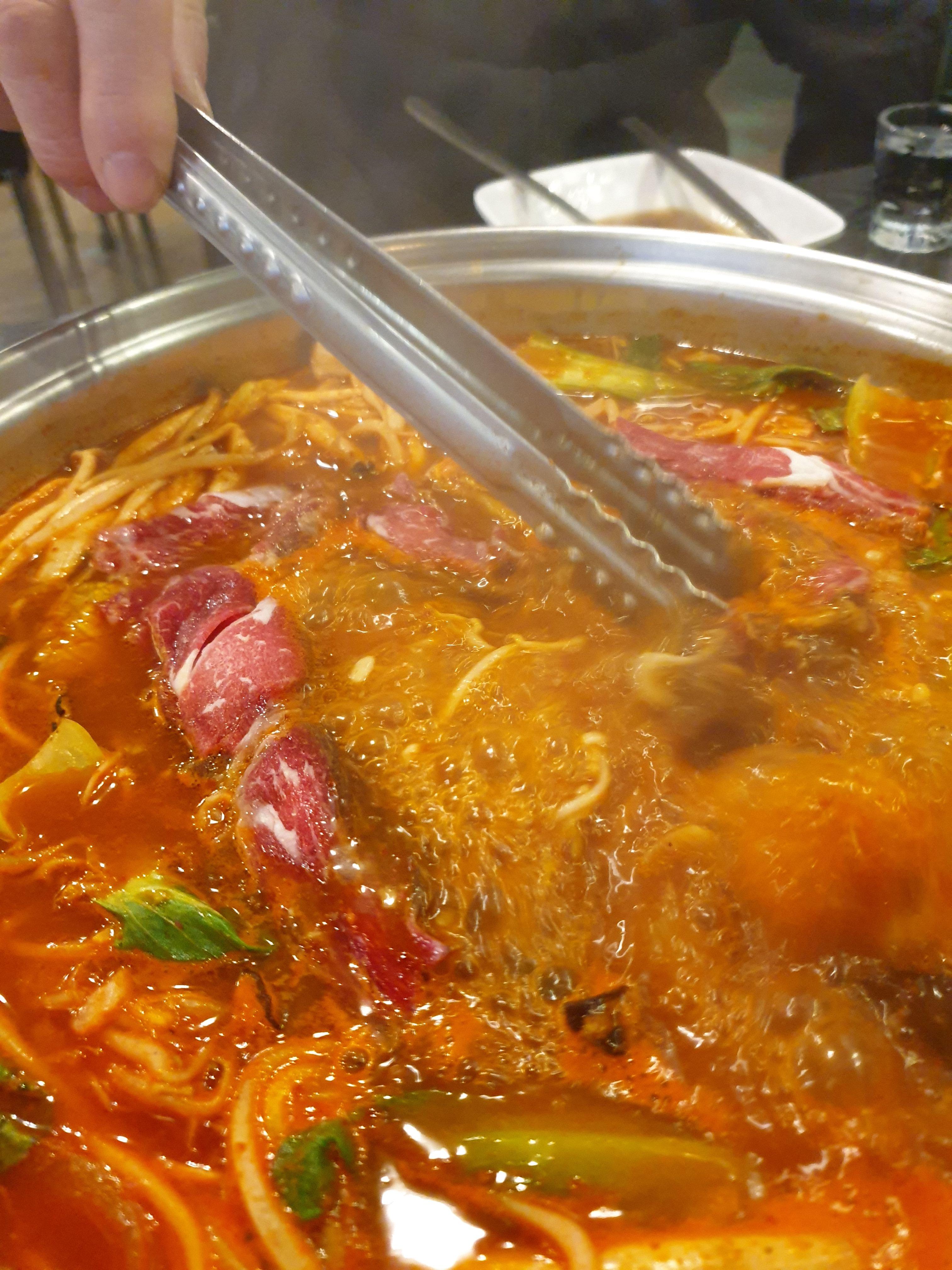 빨간국물안에 있는버섯과 쇠고기