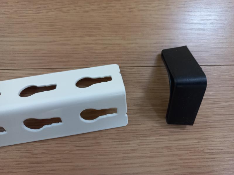 조립식 앵글(철제 선반)에 고무발 끼우기