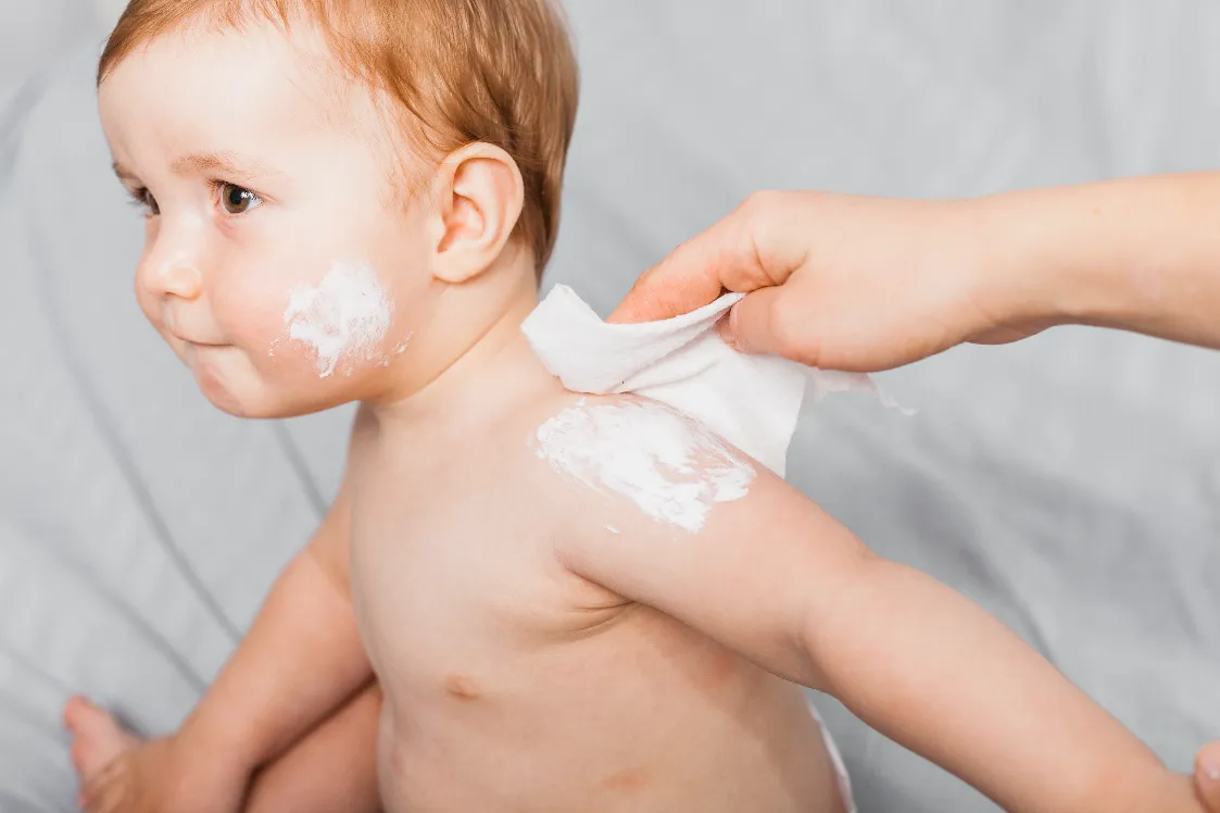 <a href="https://kr.freepik.com/free-photo/hands-cleaning-baby-with-baby-wipe_3390035.htm#fromView=search&amp;page=1&amp;position=31&amp;uuid=ecb6c5de-61ef-41ab-b0e5-62f672cd956d">출처 freepik</a>