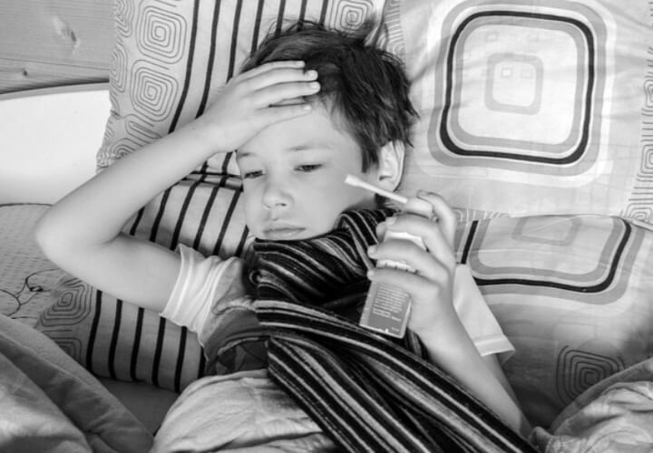 네블라이저-들고있는-아이