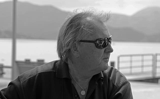 스마트폰 세대, 왜 30대부터 노안 증상이 나타날까?