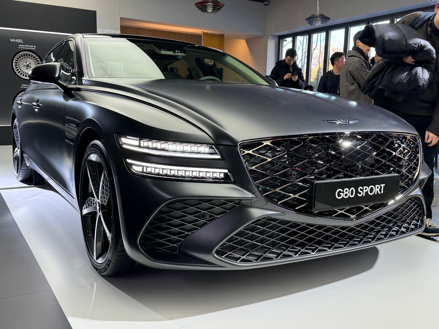 제네시스가 베스트셀링 세단 'G80 페이스리프트'를 출시했다.