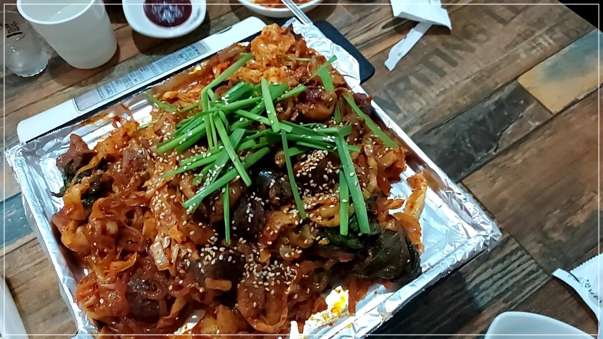 테이블 위 야채순대곱창볶음