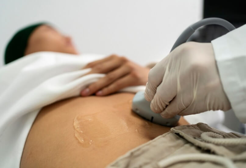 복부 초음파 검사 중인 모습