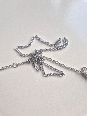 꽁꽁 묶인 목걸이 매듭, 끊어지지 않게 푸는 가장 안전한 방법