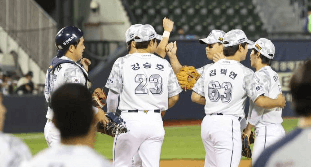 승리를 자축하는 두산