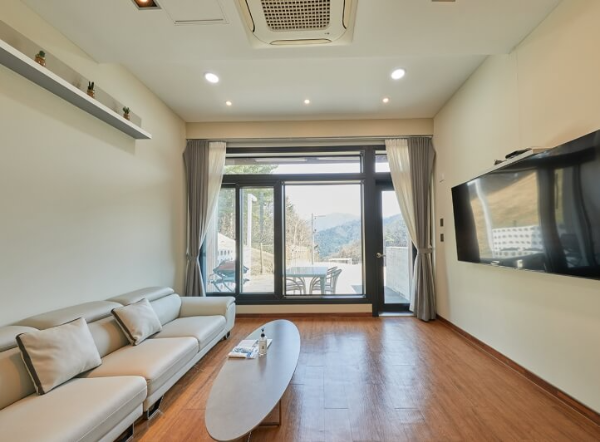 나는솔로 26기 촬영지 숙소 가평 오버더마운틴 디럭스 거실