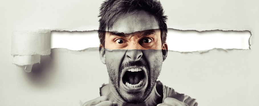 눈물이 자주 자는 이유로 격한 감정 표현을 하고 있는 남성