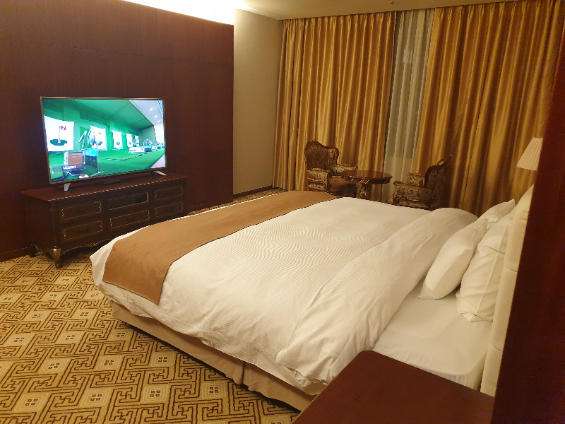 침댜과 테이블 그리고 tv가 보이는 침실. 연식이 좀 있어 보인다.