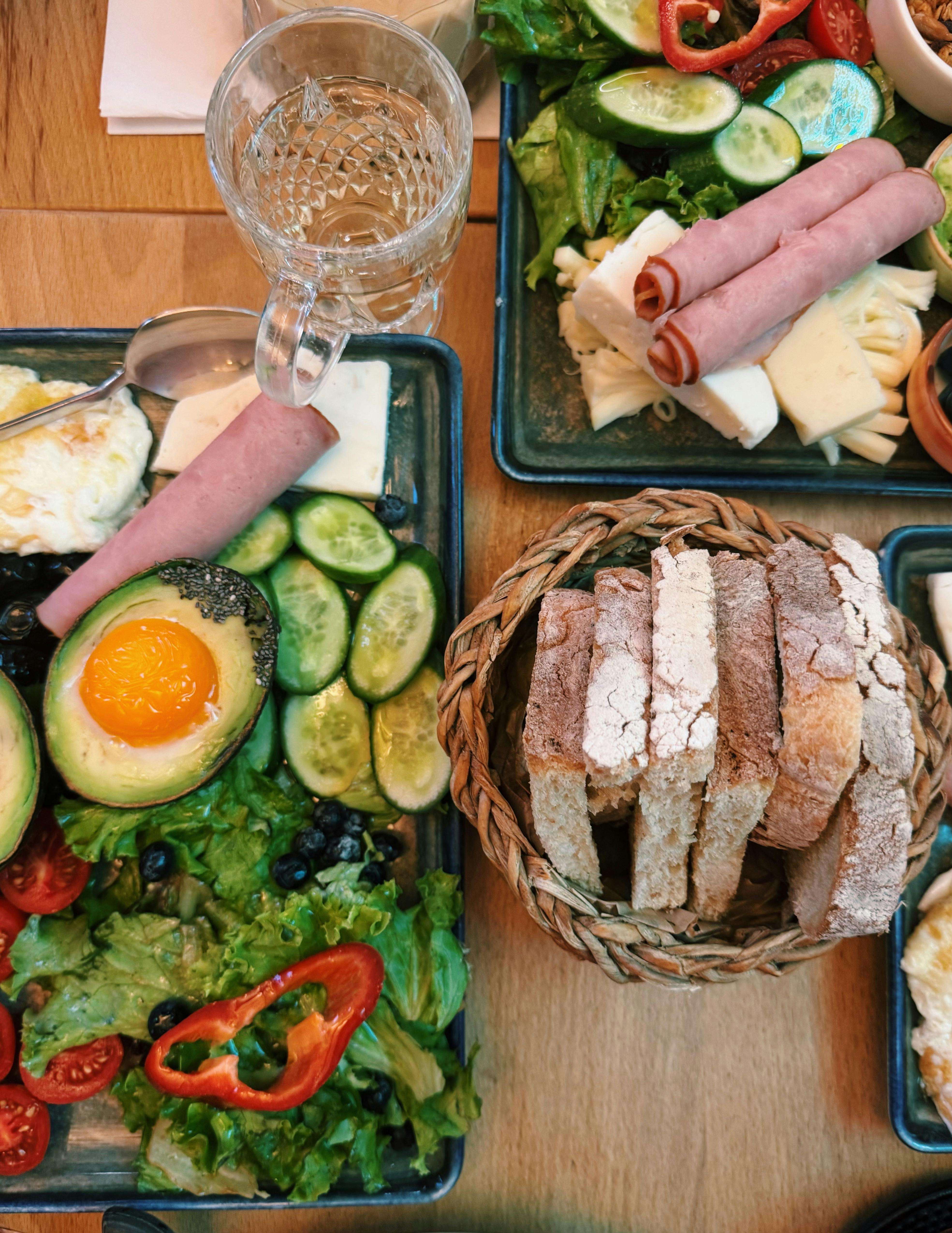 건강한샐러드와 건강한 다양한 음식들