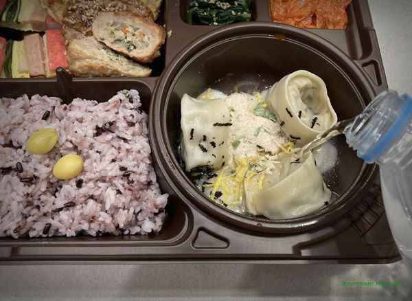 GS25 편의점 오색 한정식 도시락 2023년 1월 떡만두국 조리 물