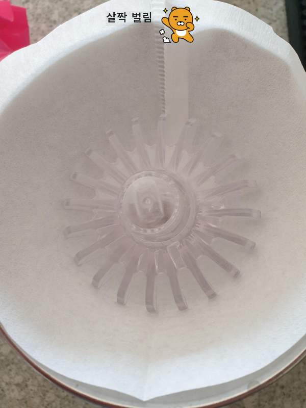 종이 필터 상단을 살 짝 벌린 모양. 그래도 아래쪽 부분 필터와 드리퍼 사이 공백이 보인다.