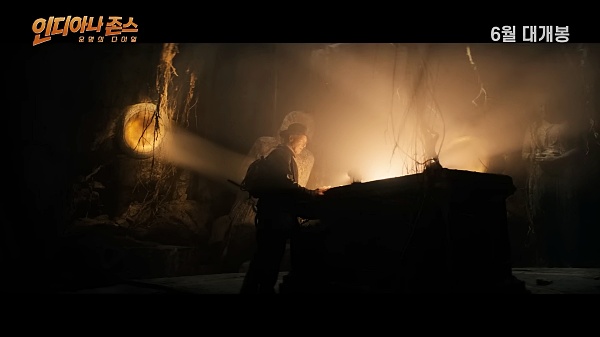 동굴-안을-살피는-해리슨-포드