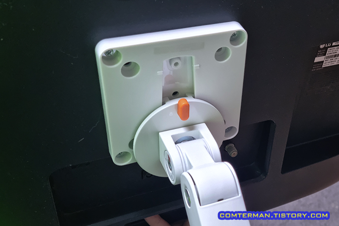 더함 모니터 스탠드 베사 플레이트 결합