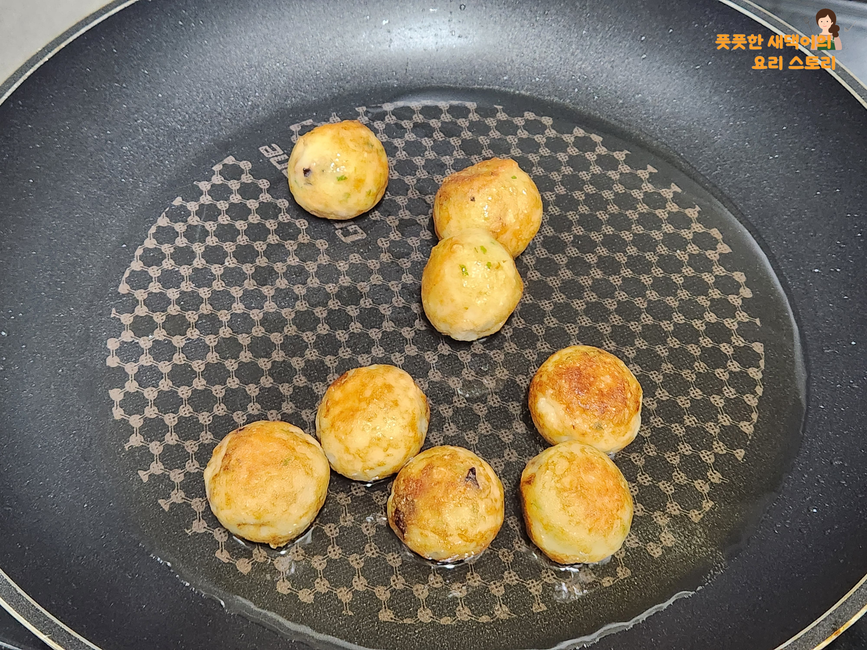 냉동타코야끼 앞뒤로 노릇하게 굽기