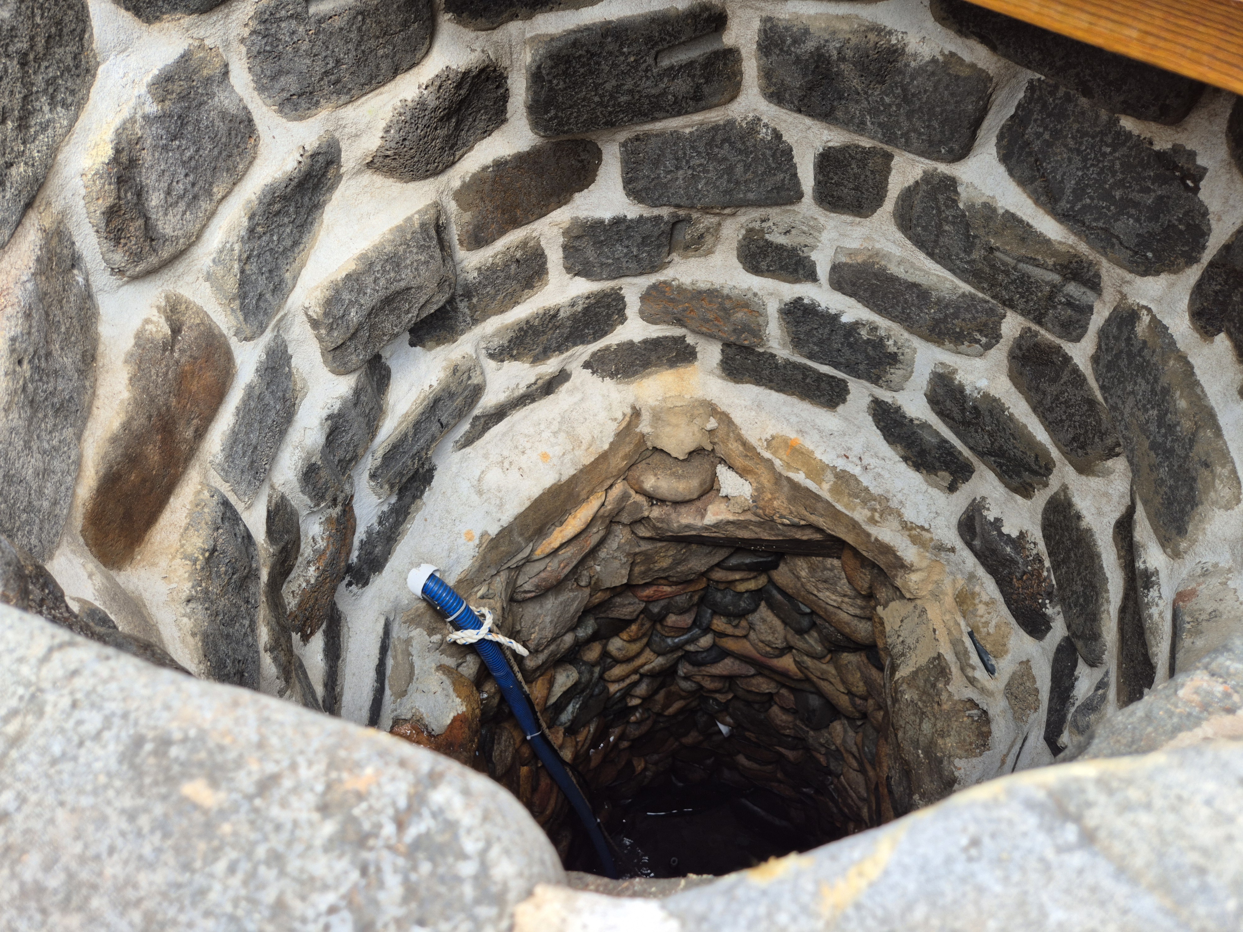 우물 뚜겅를 열어 봅니다. 맑은 물이 저장되어 있습니다.