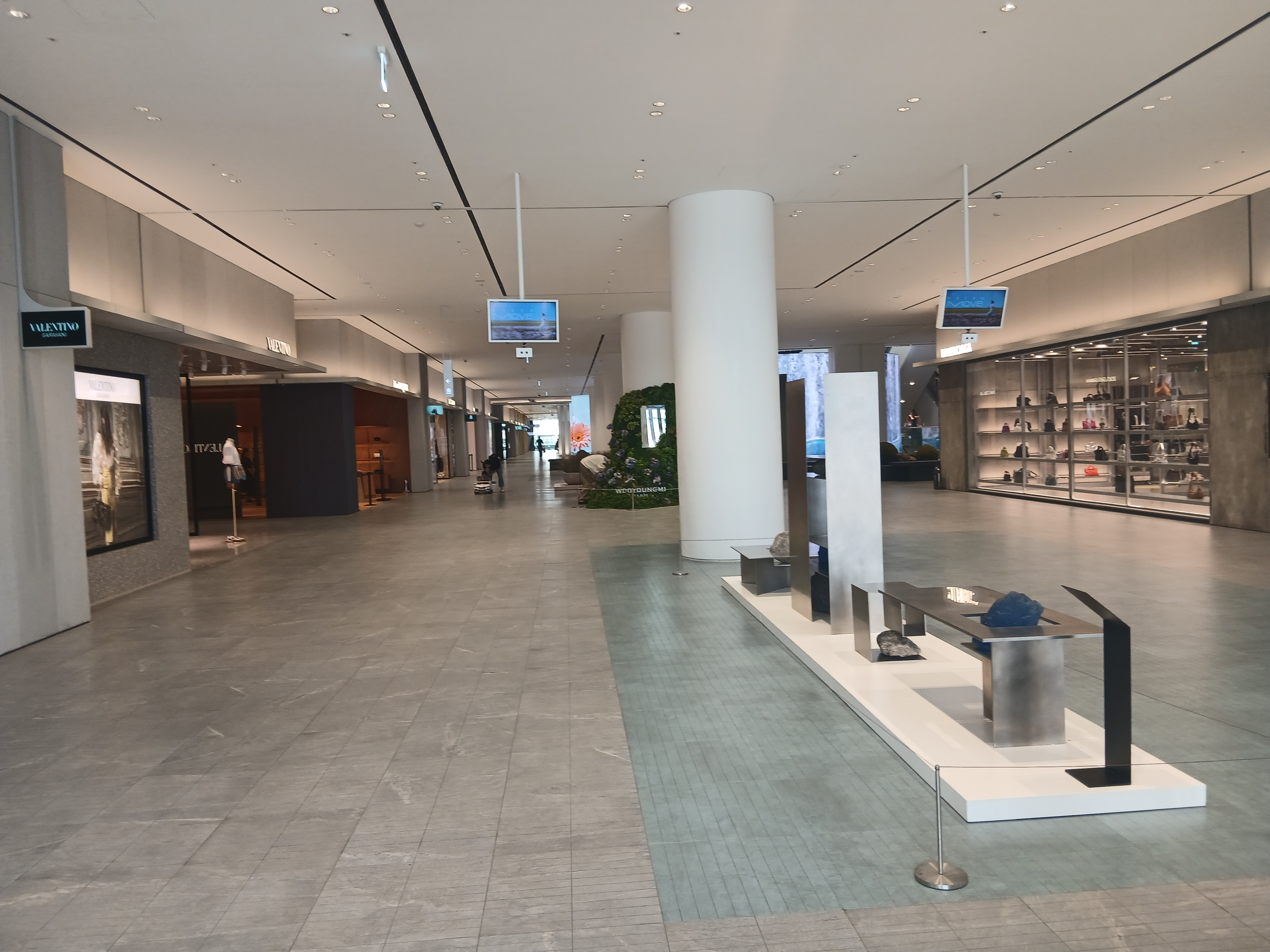 동탄 롯데백화점 평일 오후 내부 전경, 사람이 거의 없어 한산한 쇼핑 공간