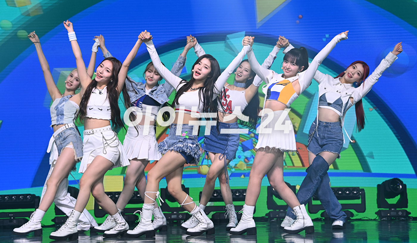 그룹 케플러 김다연과 김채현이 20일 오후 서울 광진구 광장동 예스24라이브홀에서 열린 두 번째 미니앨범 'DOUBLAST' 발매 기념 쇼케이스에 참석해 공연을 하고 있다. [사진=김성진 기자]