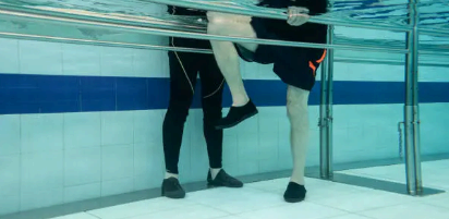 노인 물속 걷기운동 이미지사진