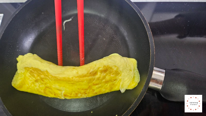 계란말이-젓가락을 세워 측면 익히기