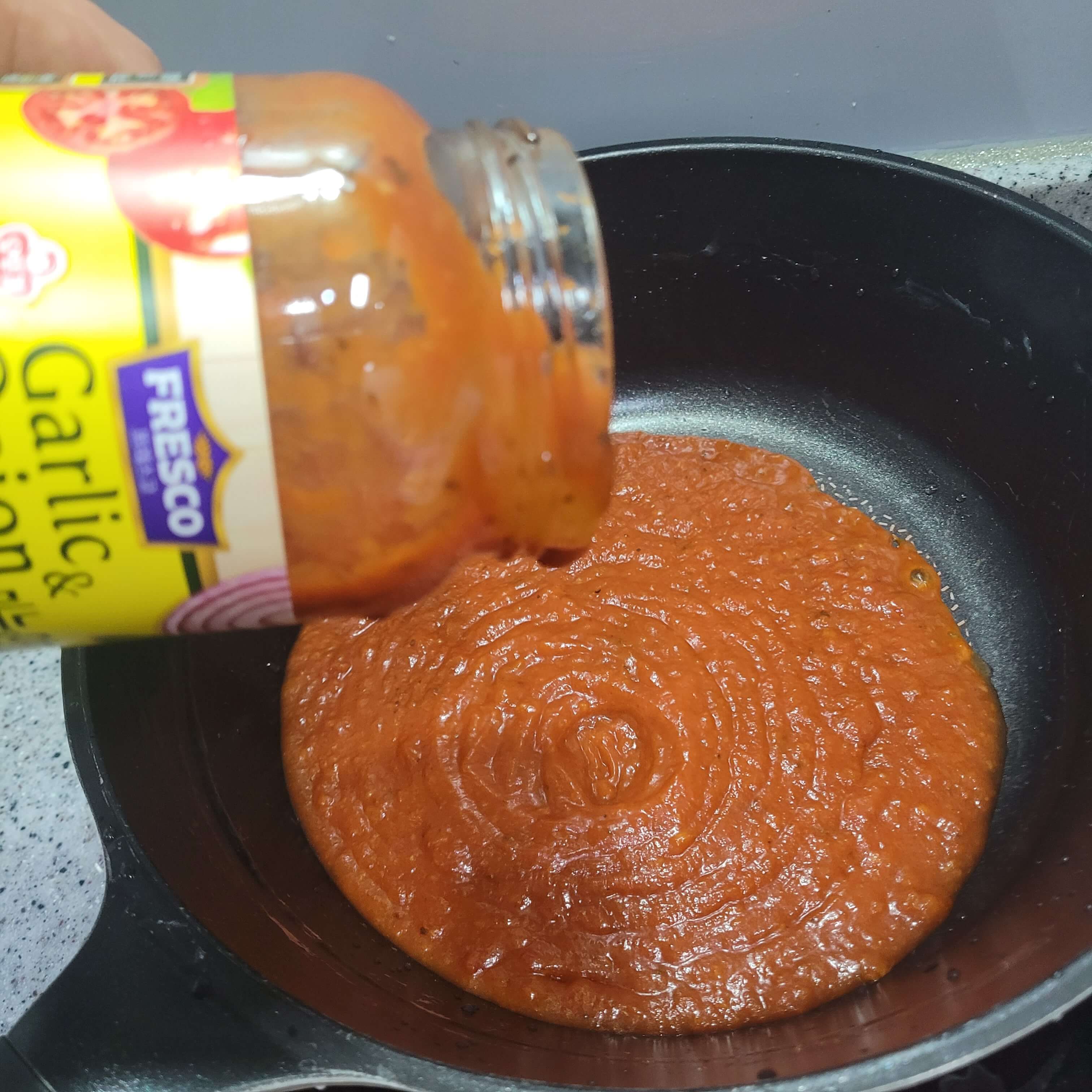 올리브유 1숟가락, 토마토 소스 부어주기
