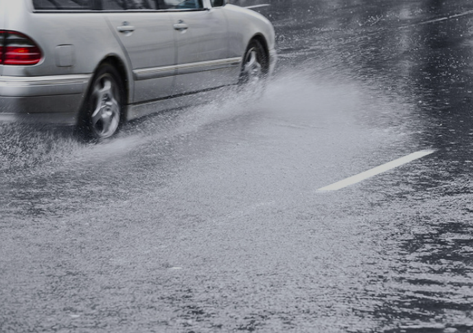 타이어-불량으로-빗길-미끄러짐