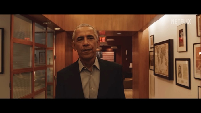 복도를-걸오-오고-있는-오바마