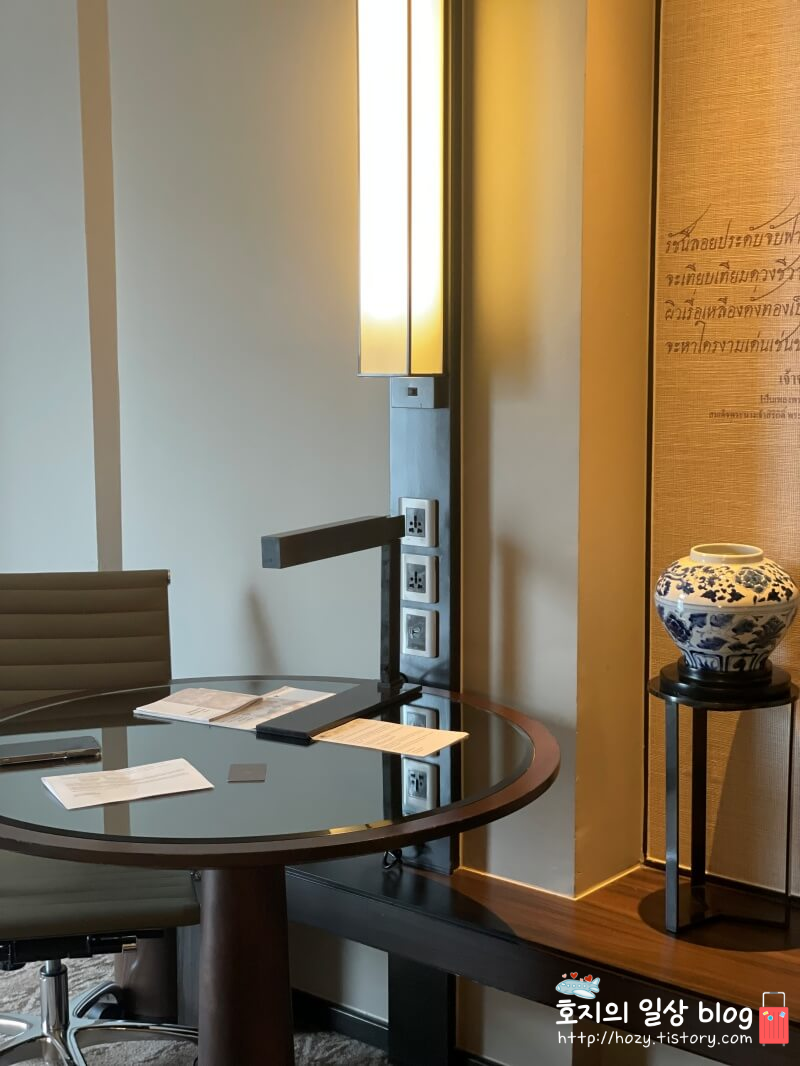 방콕 메리어트 마르퀴스 퀸즈파크 게스트룸 테이블