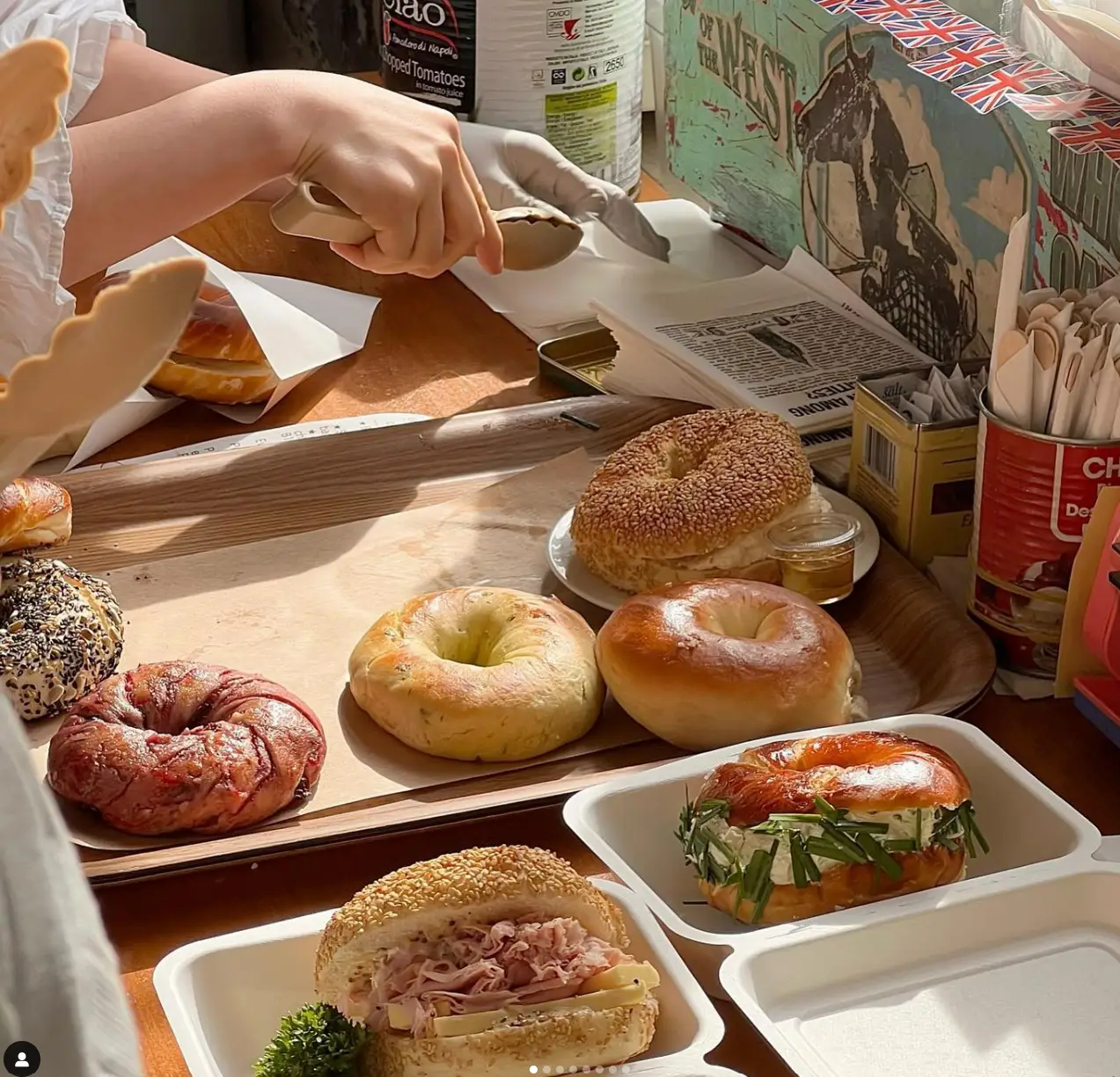 런던-베이글-베스트-메뉴들-담고있는-여자손