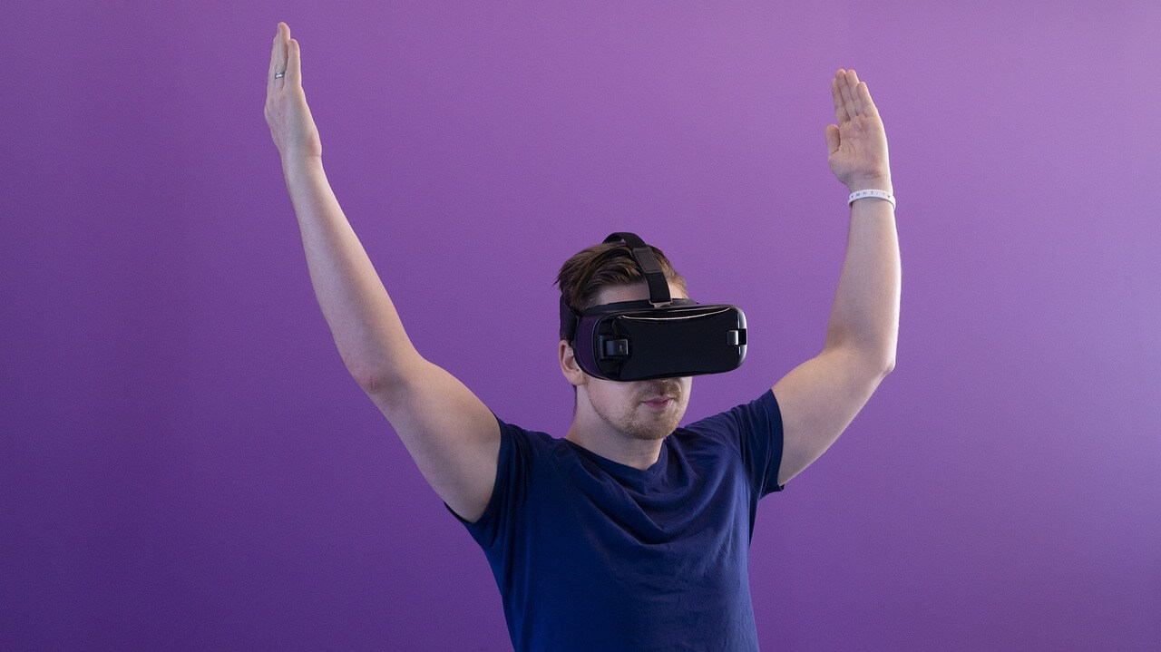 요가와 현대 기술의 융합을 설명하는 사진/ VR