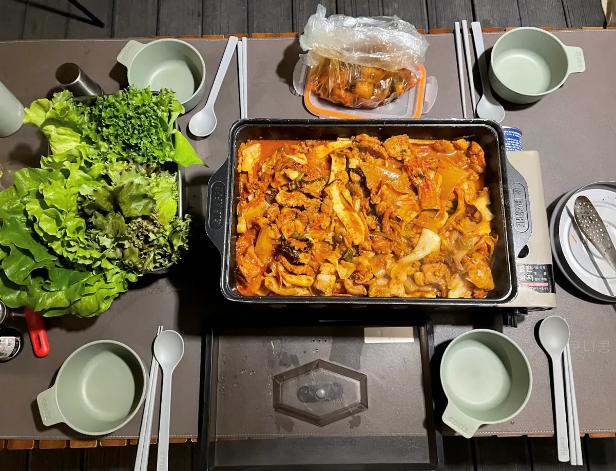 부모님과-4인-가족캠핑-자주-사용하는-캠핑용품-필수템-식기도구세트-구이바다-사용후기