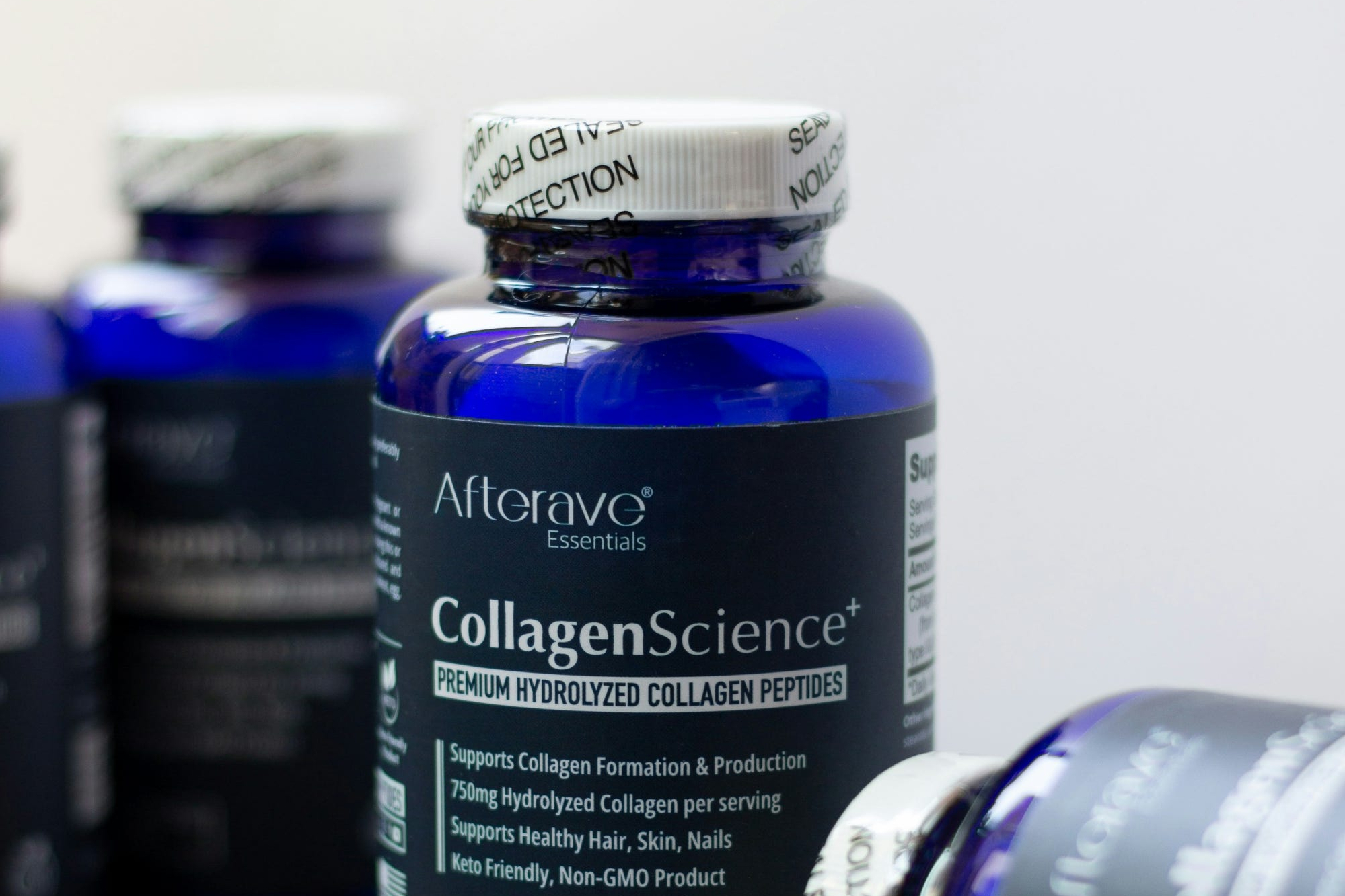 맑고 탄력 있는 피부를 가진 인물이 환하게 웃고 있는 클로즈업 컷, 자연스러운 생기