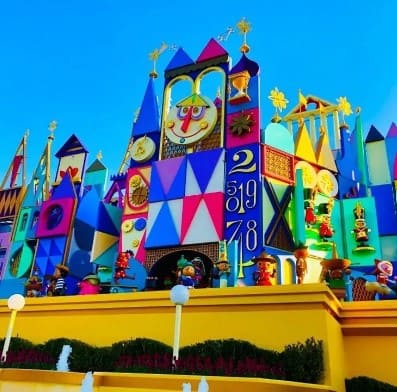 형형색색의 색깔을 가지고 있는 건물의 외관 사진