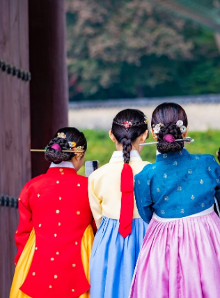 색동 공예의 상징성과 현대 패션에서의 활용