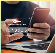 2단계 인증 또는 2FA 개념. 스마트폰과 노트북 컴퓨터를 사용할 때 키 아이콘이 있는 인증 코드를 손으로 눌러 비밀번호를 확인하고, 보안 단계를 거치고, 사이버 보안 기술을 활용.