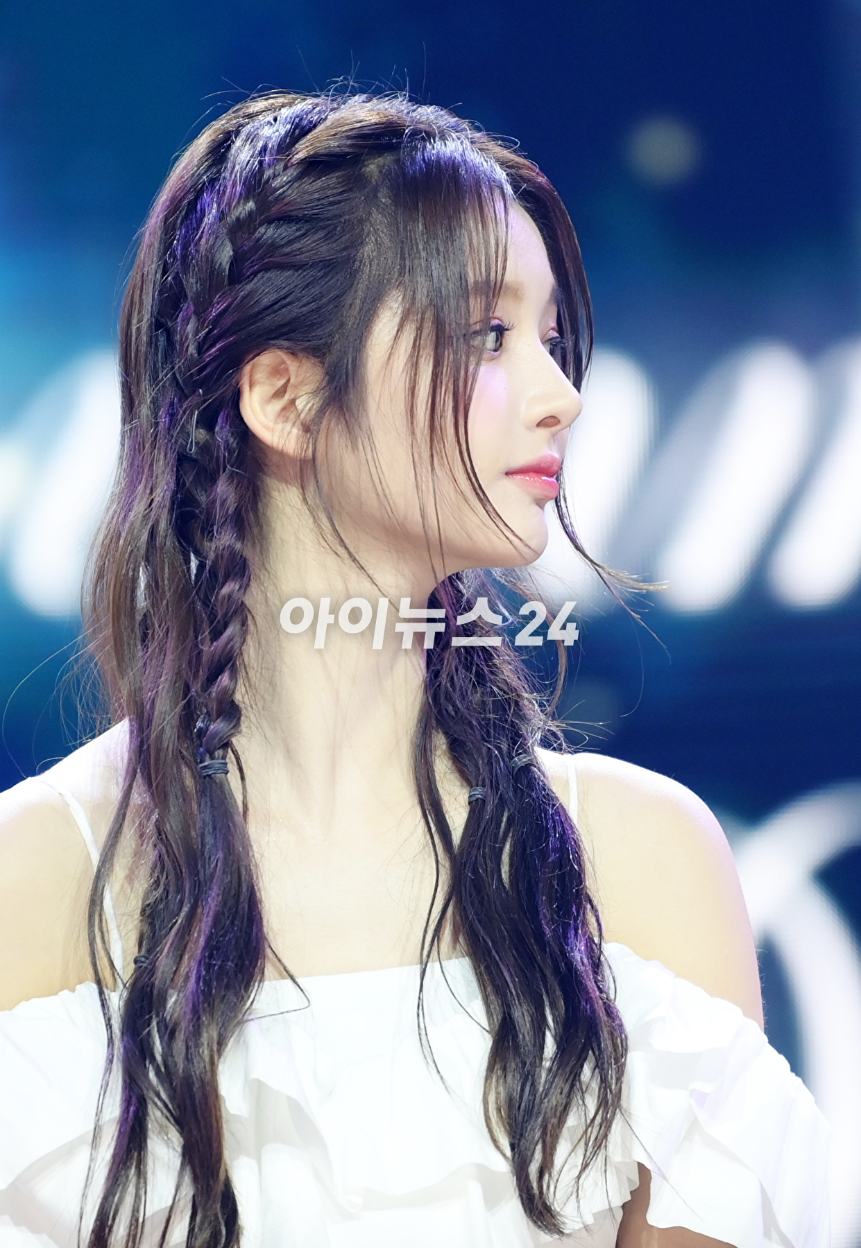 그룹 엔믹스 설윤이 11일 오후 서울 용산구 한남동 블루스퀘어에서 열린 엔믹스(NMIXX) 세 번째 싱글 앨범 '어 미드서머 엔믹스 드림'(A Midsummer NMIXX's Dream) 발매 기념 쇼케이스에서 타이틀곡 '파티 어클락' 무대를 선보이고 있다. [사진=정소희 기자]