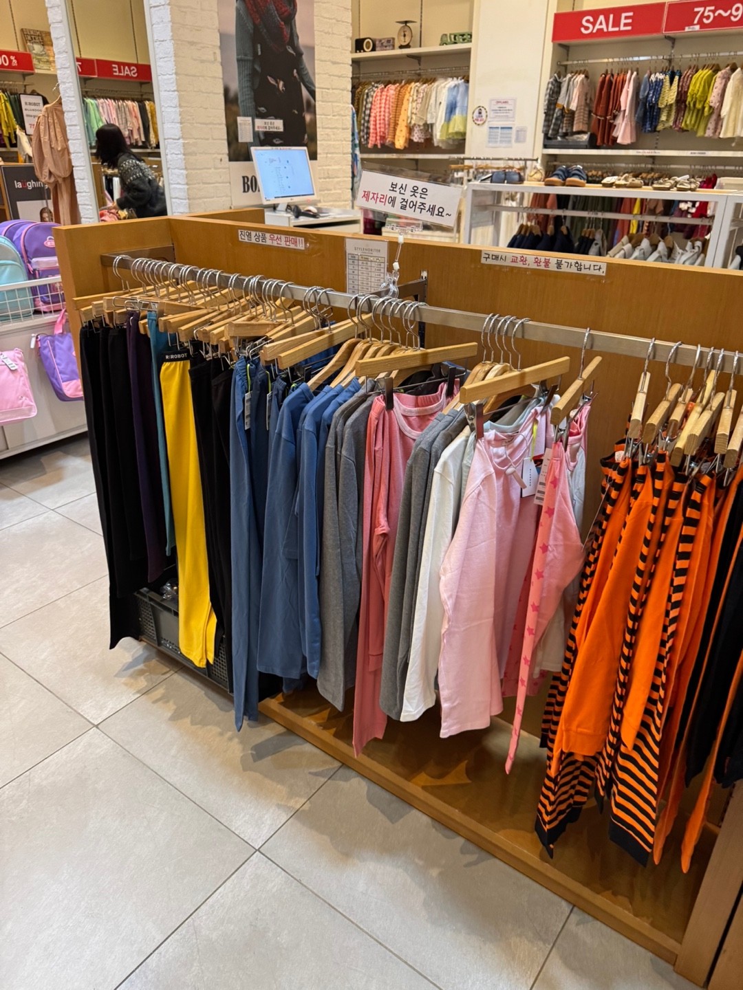 매장에 진열된 옷