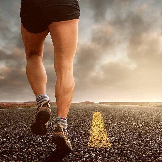 L-아르기닌(L-Arginine)을 소개하기 위해 건강한 남성이 조깅하는 모습