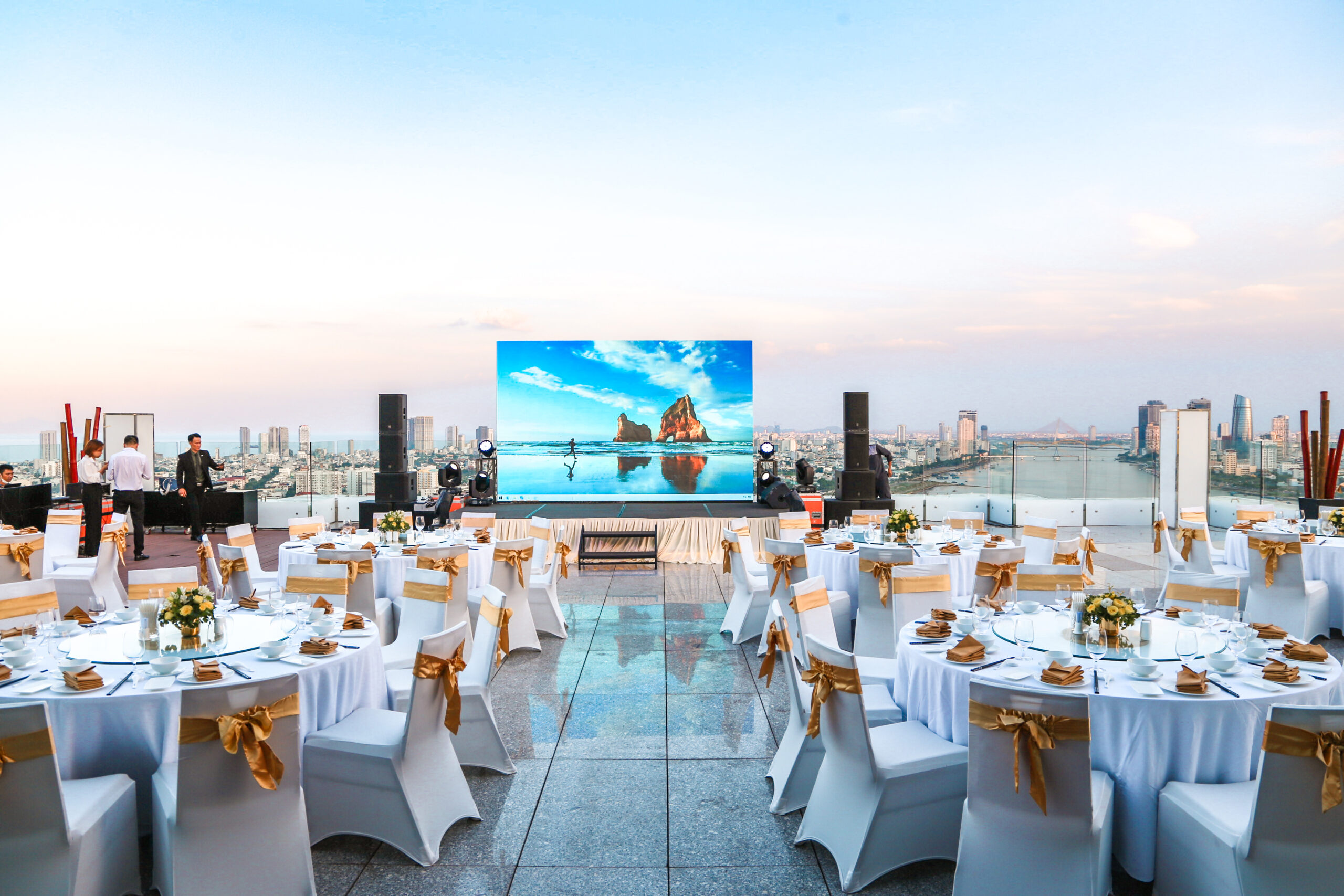 윈덤 다낭 골든베이 호텔(Wyndham Danang Golden Bay) 29층 루프탑 레스토랑